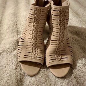 Vince Camuto Beige Woven Heels Booties size 10
